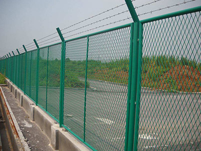 如何選擇公路護(hù)欄網(wǎng)？ 